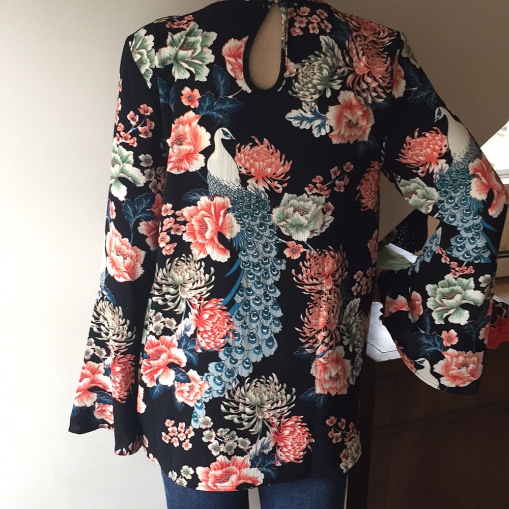 ONLY ONE! Bell sleeve floral blouse. - Picture 7 of 7